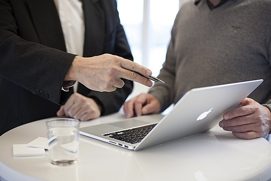 Op de computer helpen met financiële zorg